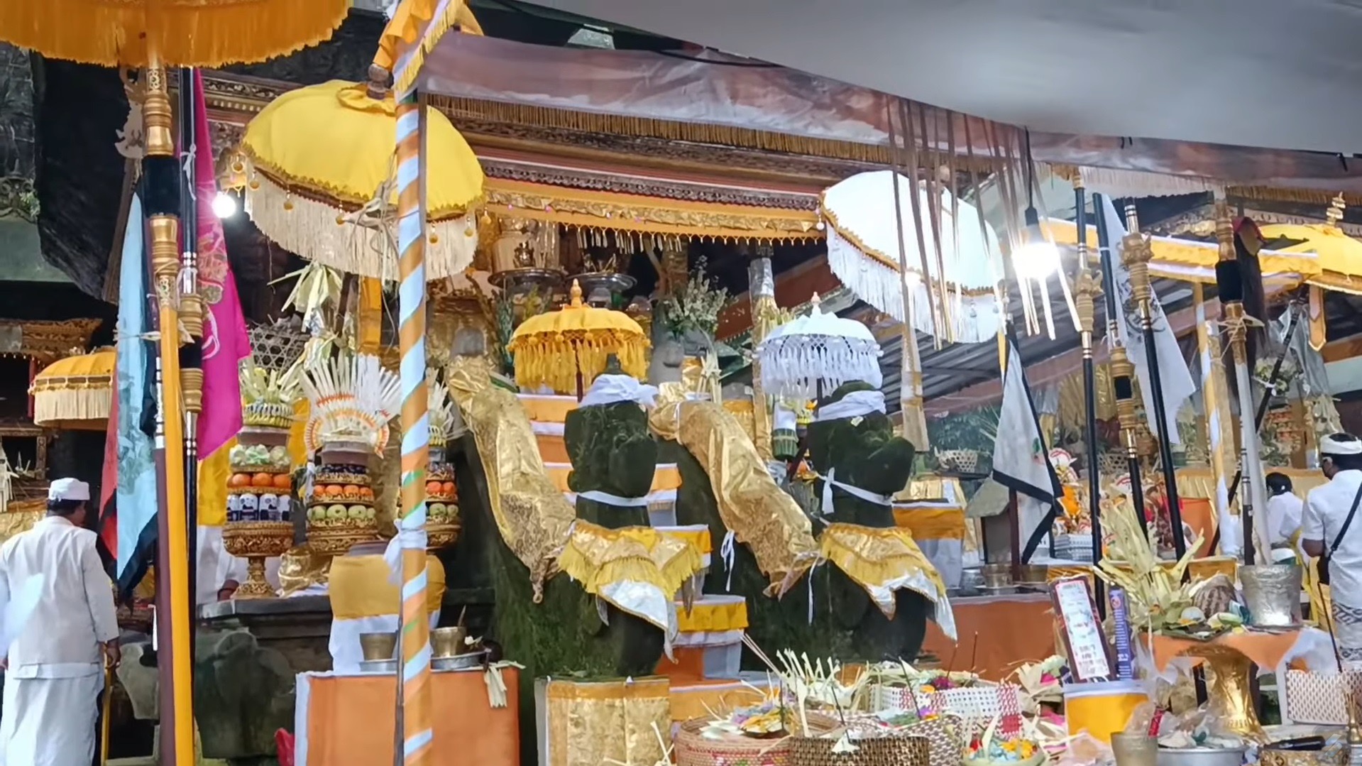 Pura Luhur Pucak Sangkur yang merupakan pura kahyangan jagat di DesanAdat Kenbang Merta Kecamatan Baturiti, Tabanan, Bali.