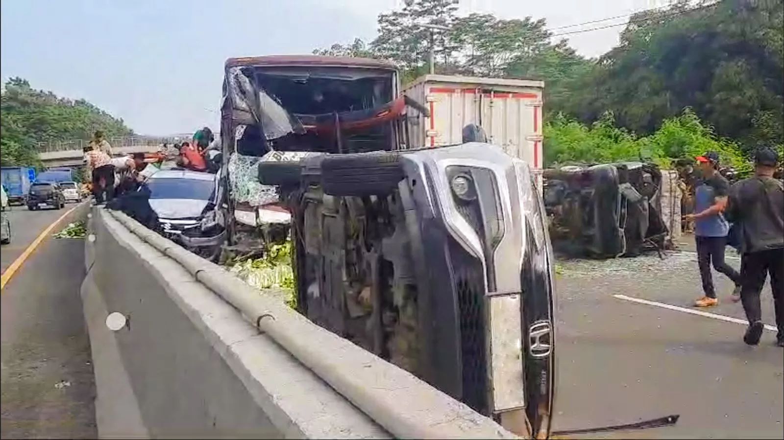 Petugas Jasa Marga dan kepolisian mempercepat evakuasi kendaraan yang terlibat kecelakaan di ruas Tol Cipularang.