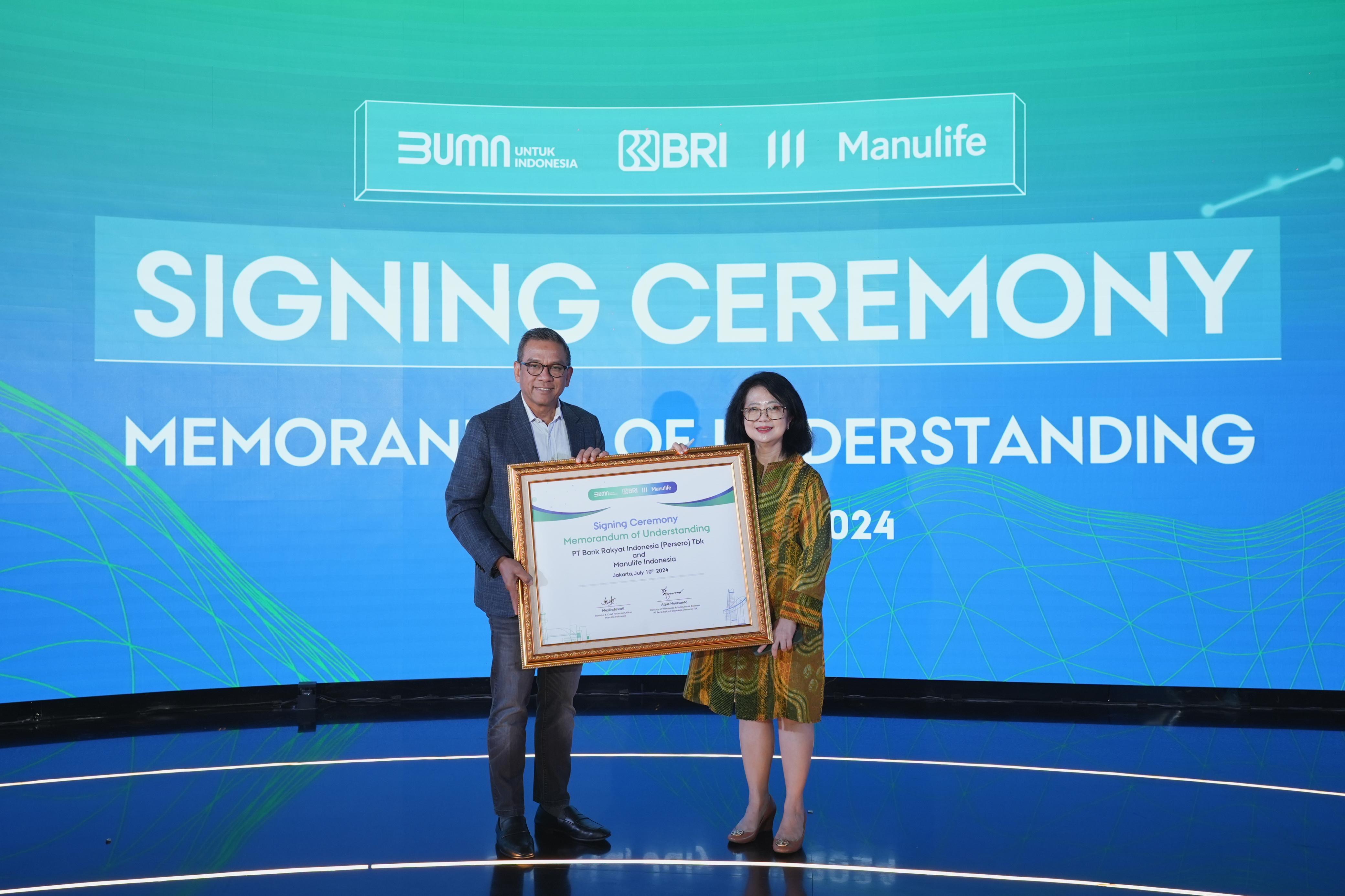 Director of Wholesale and Institutional Business BRI Agus Noorsanto dengan Direktur & Chief Financial Officer Manulife Indonesia Meylindawati