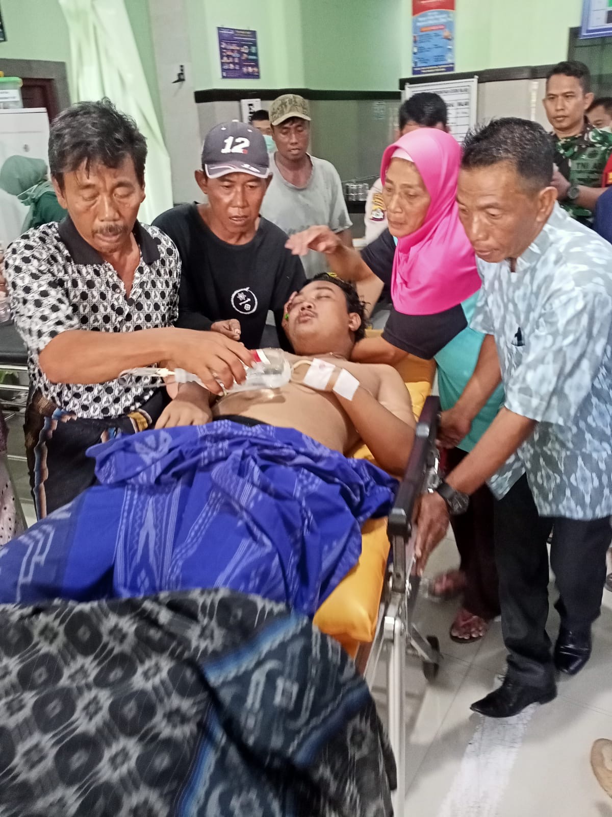 Rifkil Hakim saat dievakuasi ke rumah sakit