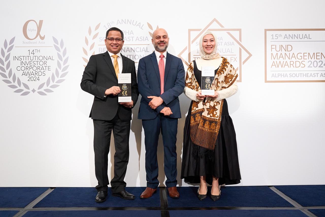 Wisnu Sunandar (kiri) dan Asri Natanegeri (kanan) saat menerima penghargaan pada ajang 16th Annual Islamic Finance Awards 2024 dan 18th Best Financial Institution Awards 2024 di Singapura.