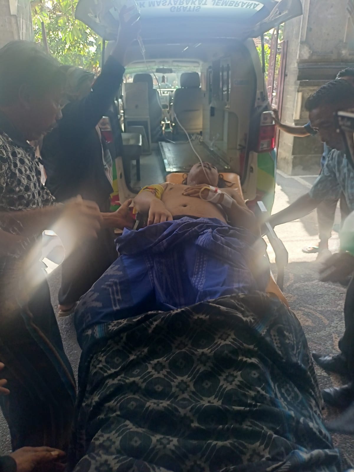Rifkil Hakim saat dievakuasi ke rumah sakit.