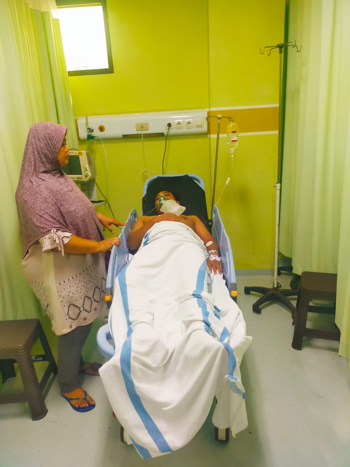 Rifkil Hakim saat dievakuasi ke rumah sakit