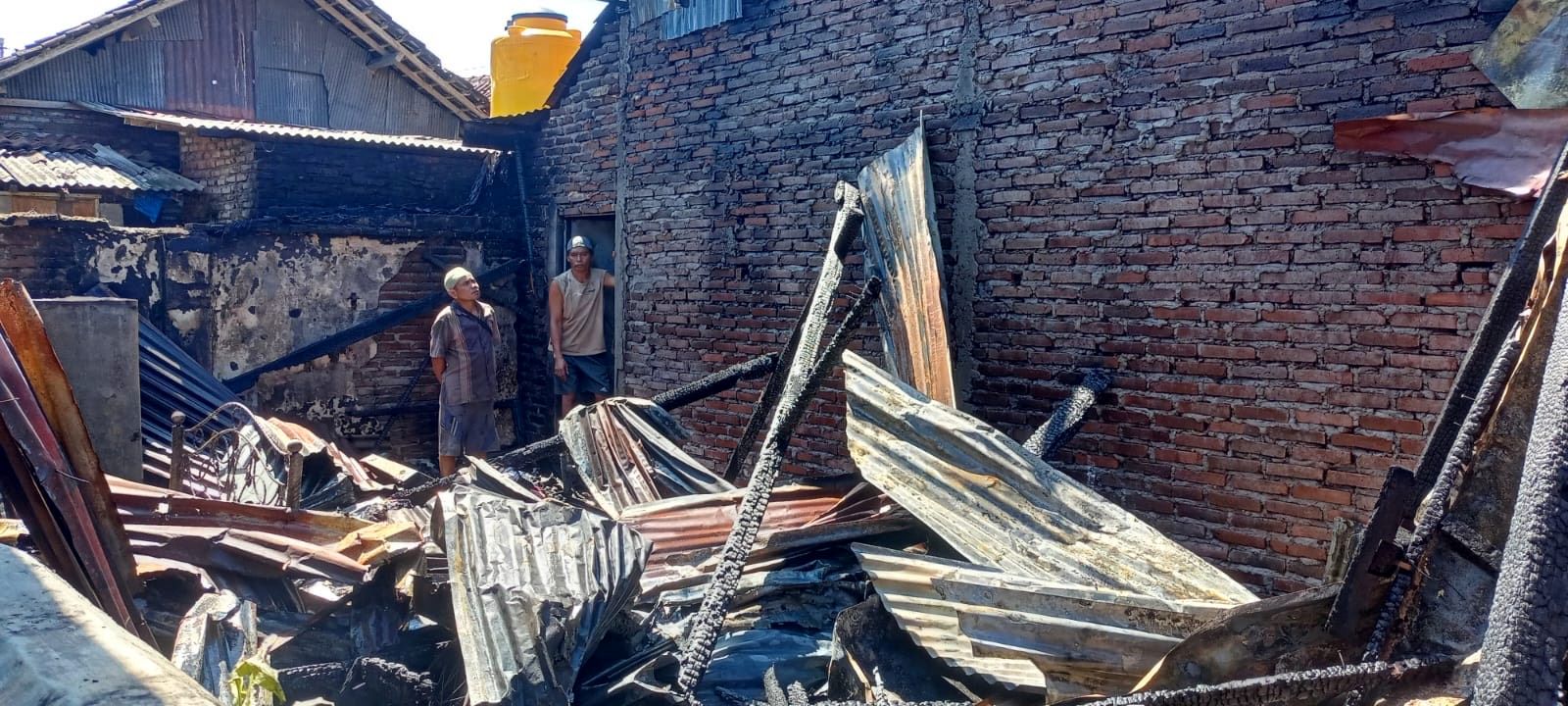 Kebakaran melanda tiga rumah di Loloan Timur, Negara, Jembrana dengan kerugian mencapai  ratusan juta.