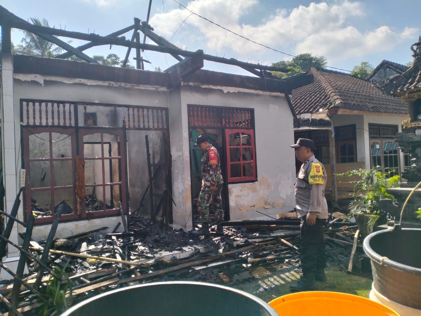 Rumah milik Nyoman Budiarta 56, di Desa Kelanting, Kerambitan, Kabupaten Tabanan kebakaran tepat di Hari Pagerwesi pada Rabu (17/7/2024).