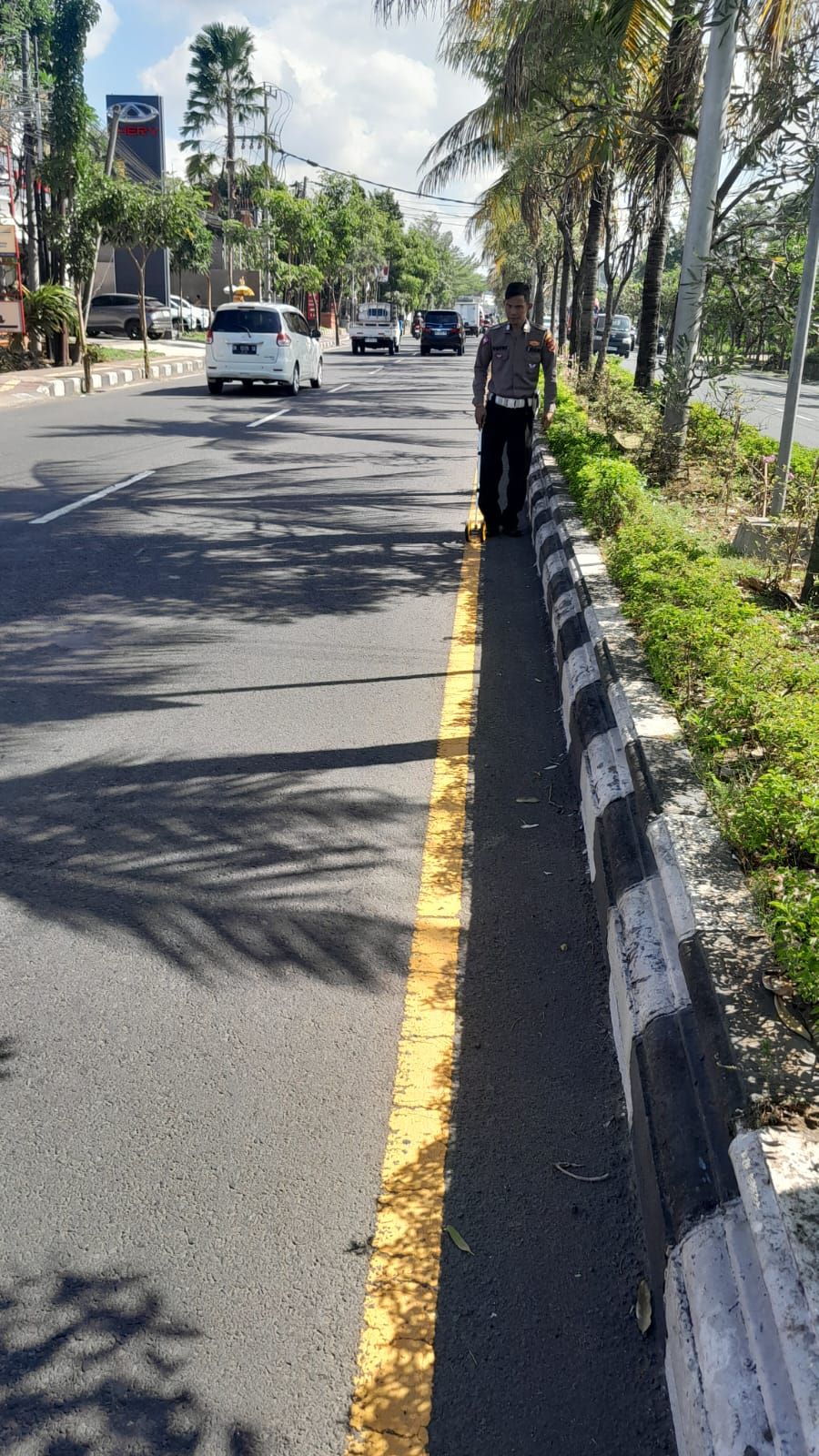 Polantas Denpasar memeriksa TKP kecelakaan lalu lintas yang memakan korban jiwa WNA Vietnam.
