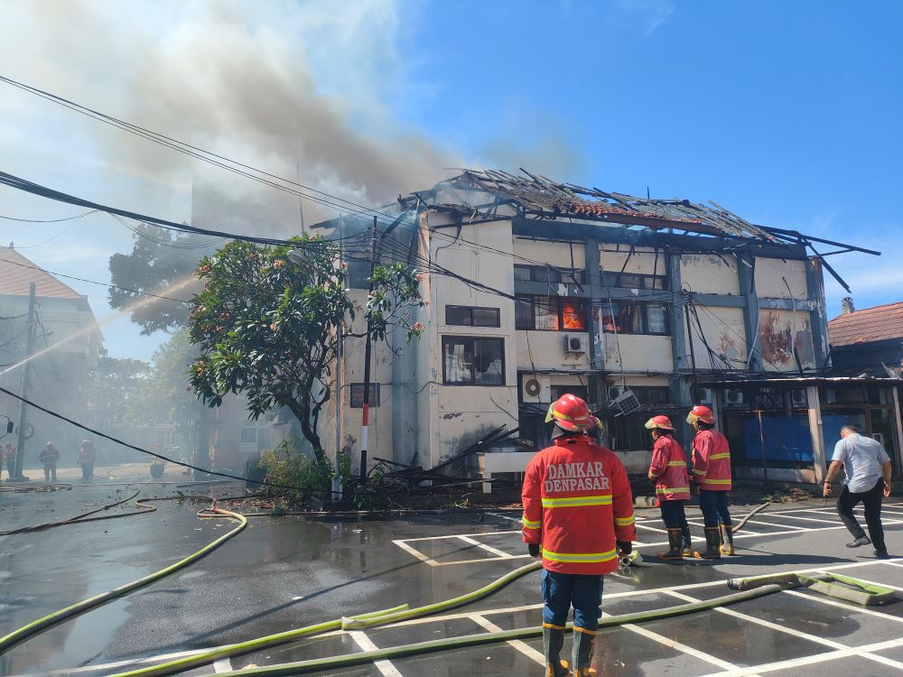 Gedung server Unud di Jalan PB Sudirman kebakaran pada Selasa (16/7/2024).