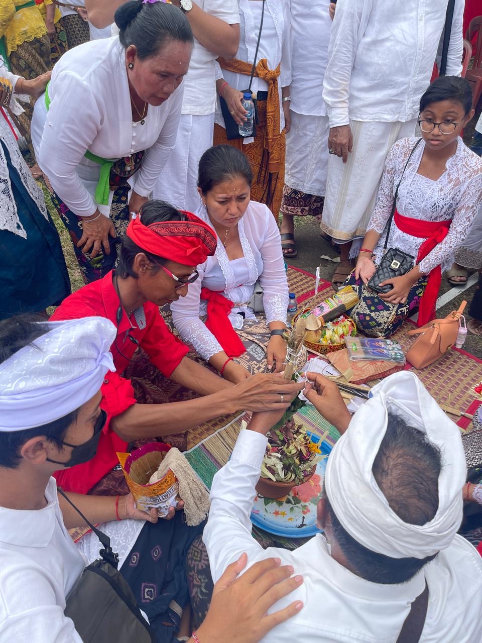Ngaben merupakan ritual kematian yang pantang menggunakan padewasan Kala Gotongan dan Semut Sedulur.