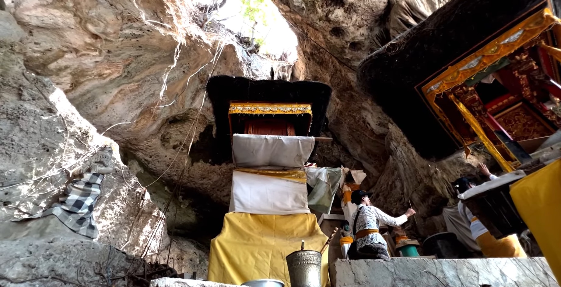 Pura Batu Banglas di Desa Adat Lembongan, Nusa Ceningan, Kecamatan Nusa Penida, Kabupaten Klungkung, Bali.