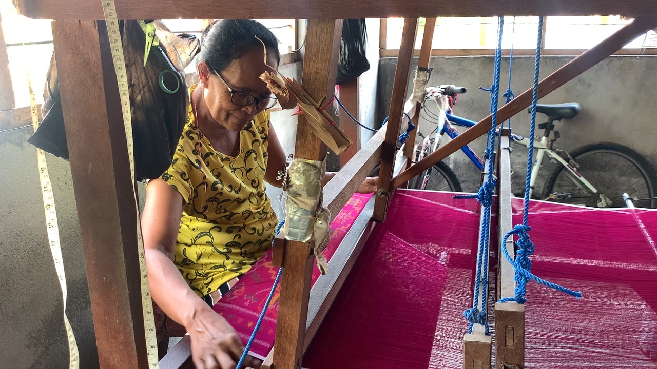 Proses pembuatan kain Endek Mastuli oleh penenun di Desa Kalianget, Kecamatan Seririt, Buleleng.