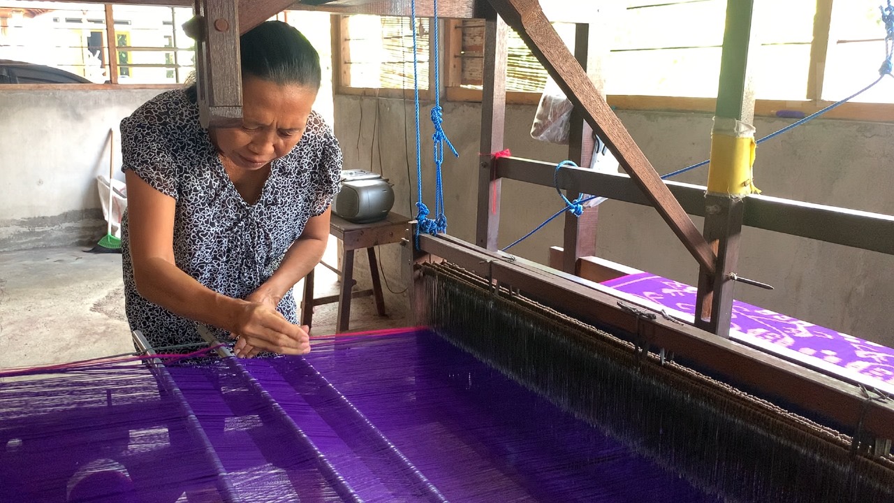 Proses pembuatan kain Endek Mastuli oleh penenun di Desa Kalianget, Kecamatan Seririt, Buleleng.
