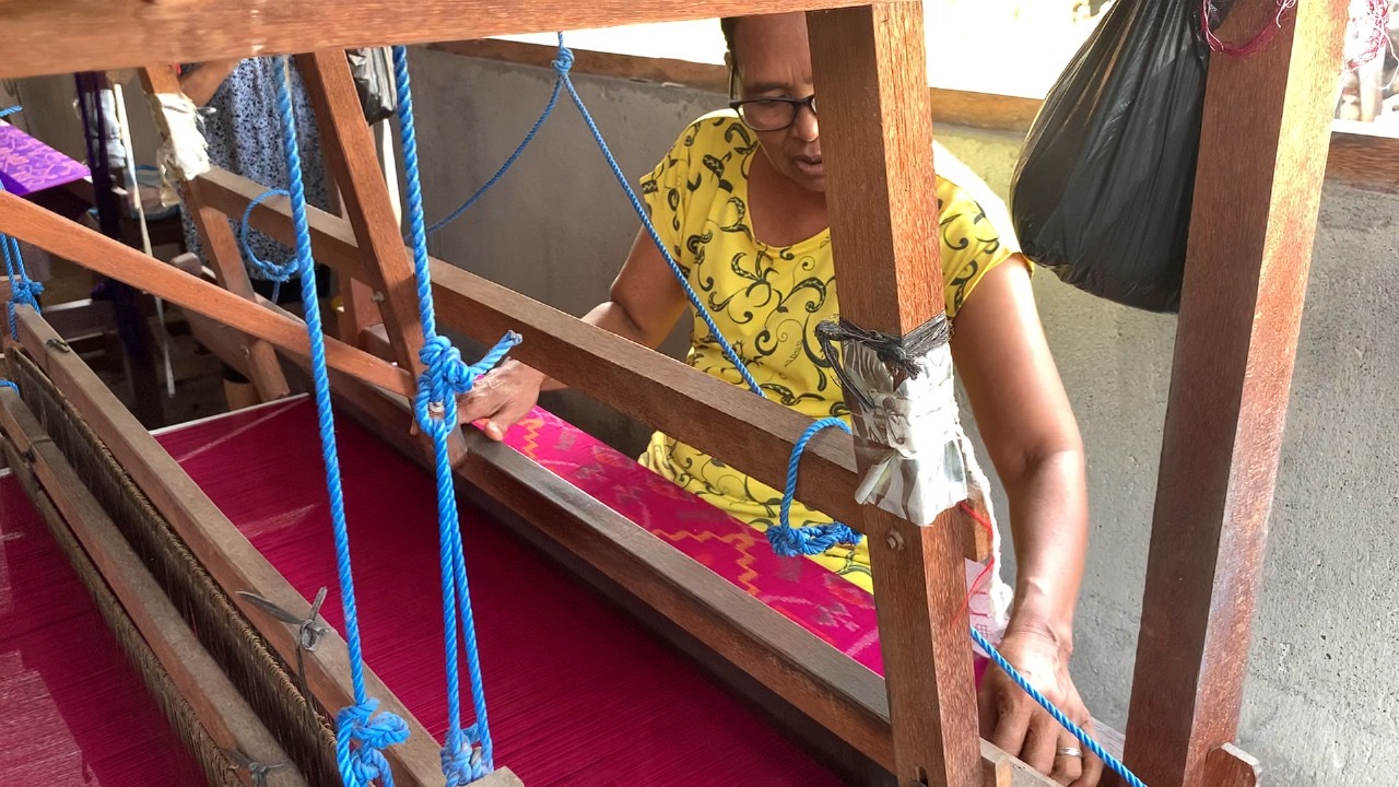 Proses pembuatan kain Endek Mastuli oleh penenun di Desa Kalianget, Kecamatan Seririt, Buleleng (I Putu Mardika/ Jembrana Express)