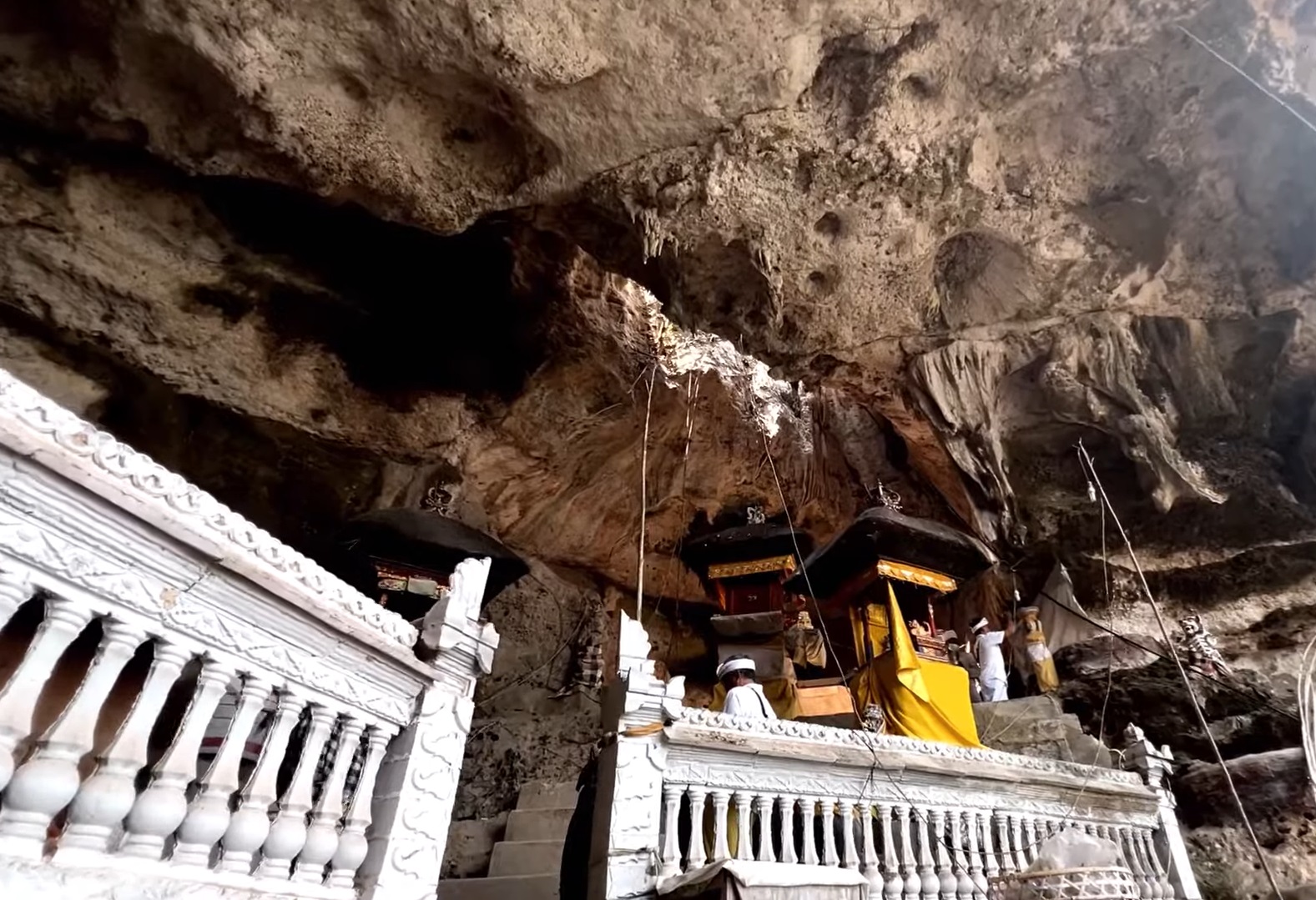 Pura Batu Banglas di Desa Adat Lembongan, Nusa Ceningan, Kecamatan Nusa Penida, Kabupaten Klungkung, Bali.
