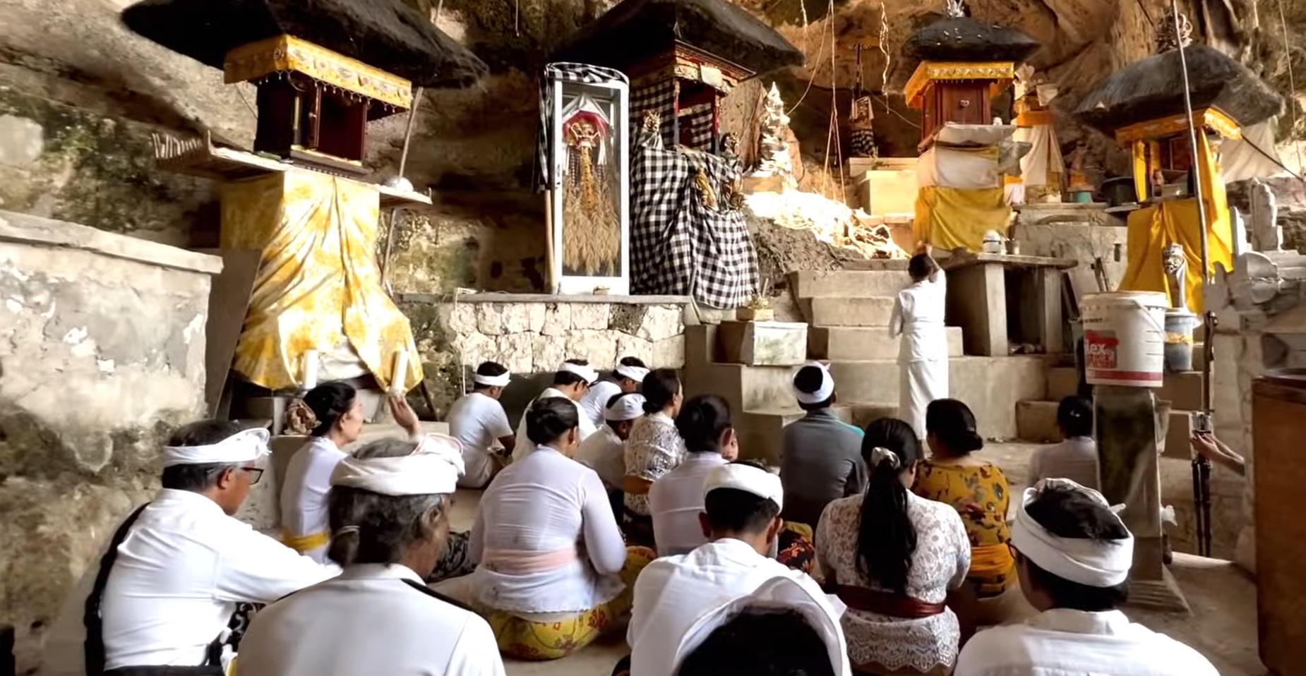 Persembahyangan di Pura Batu Banglas di Desa Adat Lembongan, Nusa Ceningan, Kecamatan Nusa Penida, Kabupaten Klungkung, Bali.