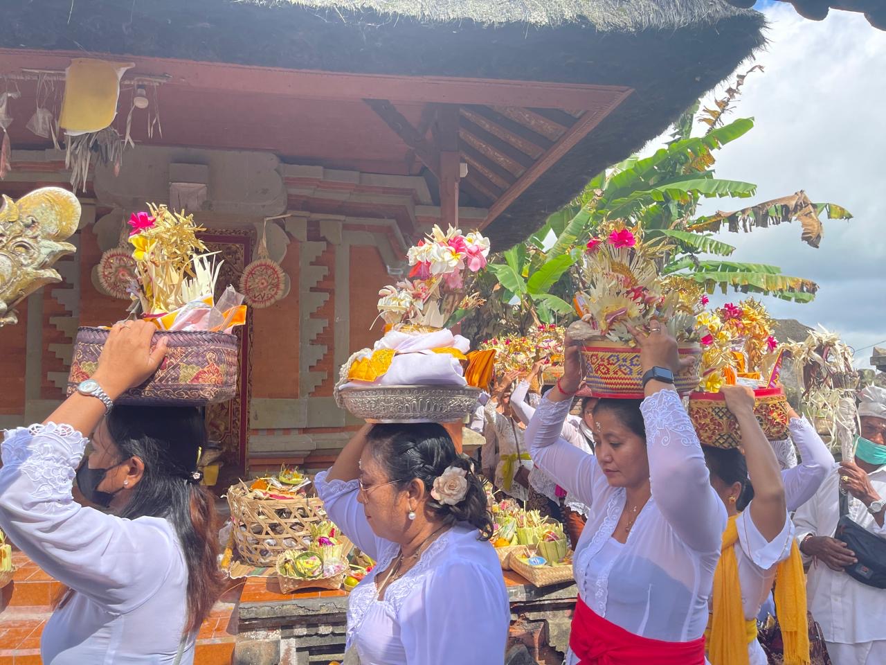 Ngaben merupakan ritual kematian yang pantang menggunakan padewasan Kala Gotongan dan Semut Sedulur.