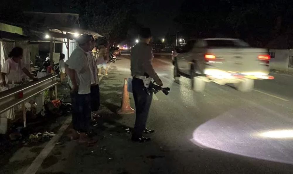Polantas Probolinggo melakukan olah tempat kejadian perkara (TKP) kecelakaan pasutri di Paiton.