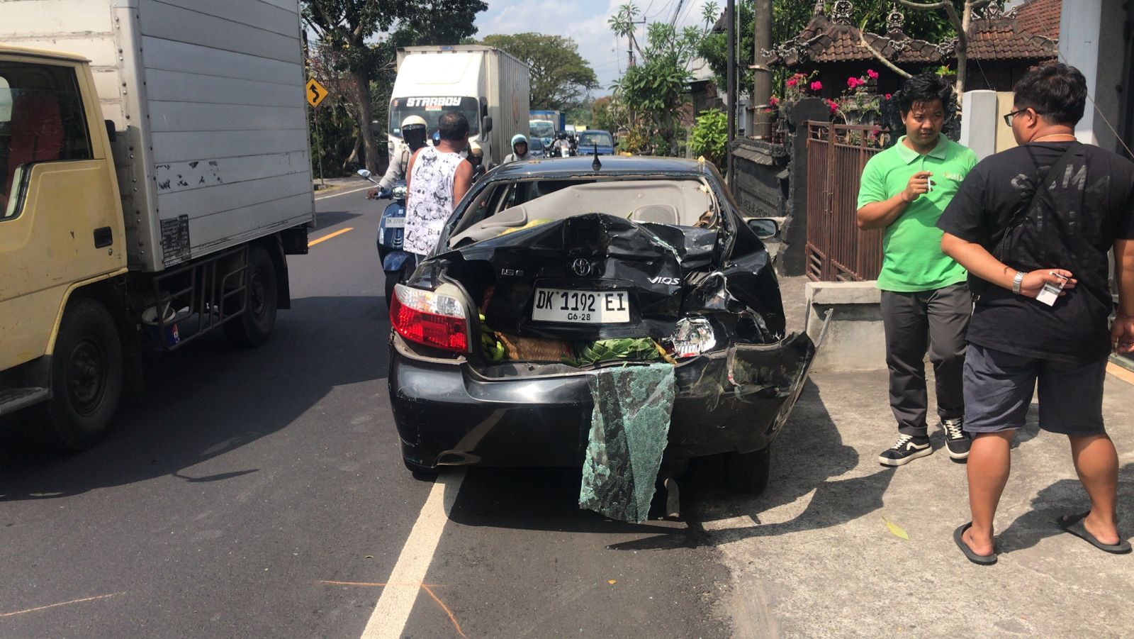 Toyota Vios rusak parah akibat kecelakaan ditabrak truk di Kerambitan, Tabanan.