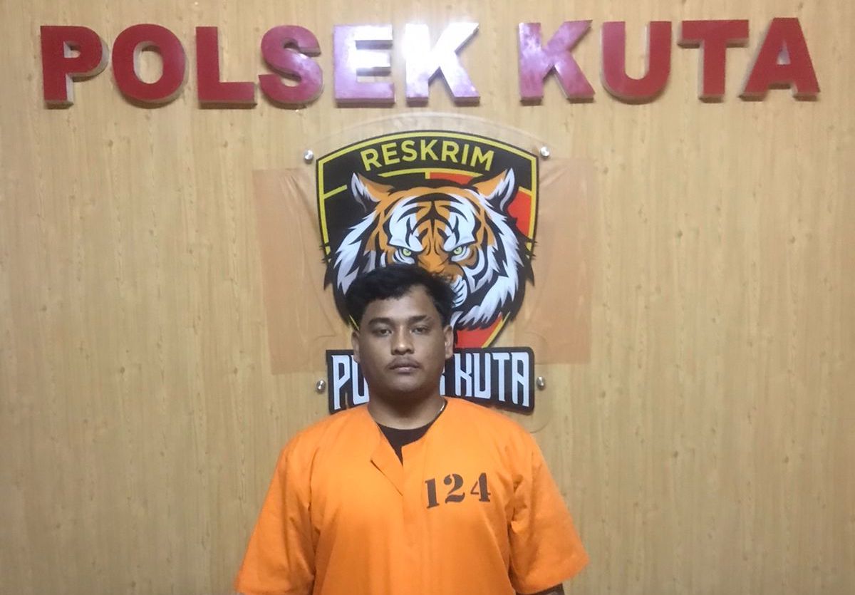 Kadek Eka Putra alias King Vikacu mengenakan seragam tahanan Polsek Kuta.