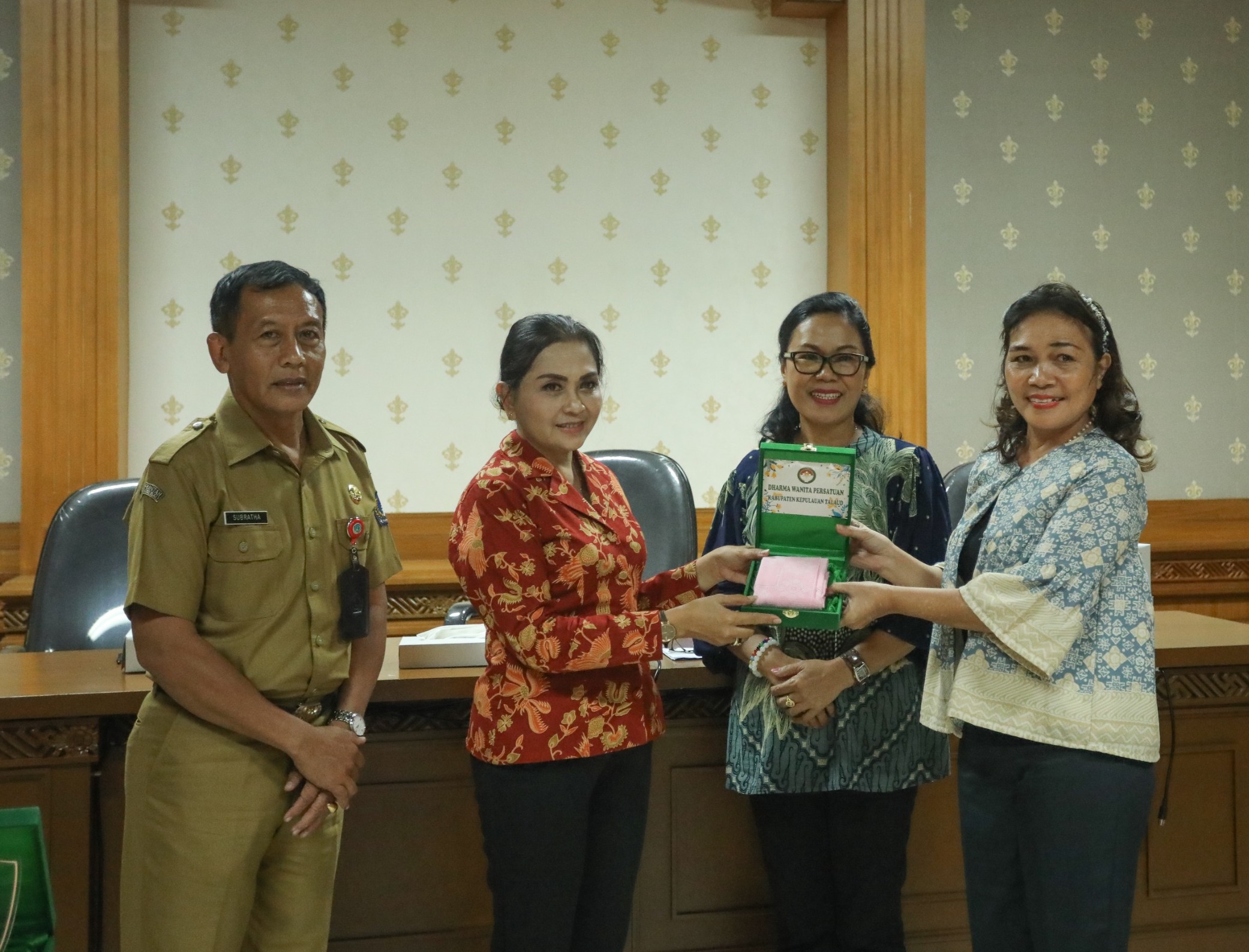 KUNJUNGAN: Ketua DWP Kabupaten Badung Nyonya Rasniathi Adi Arnawa menerima kunjungan dari DWP Kepulauan Talaud Provinsi Sulawesi Utara yang dipimpin langsung oleh Nyonya S.L Kamagi Papalapu.