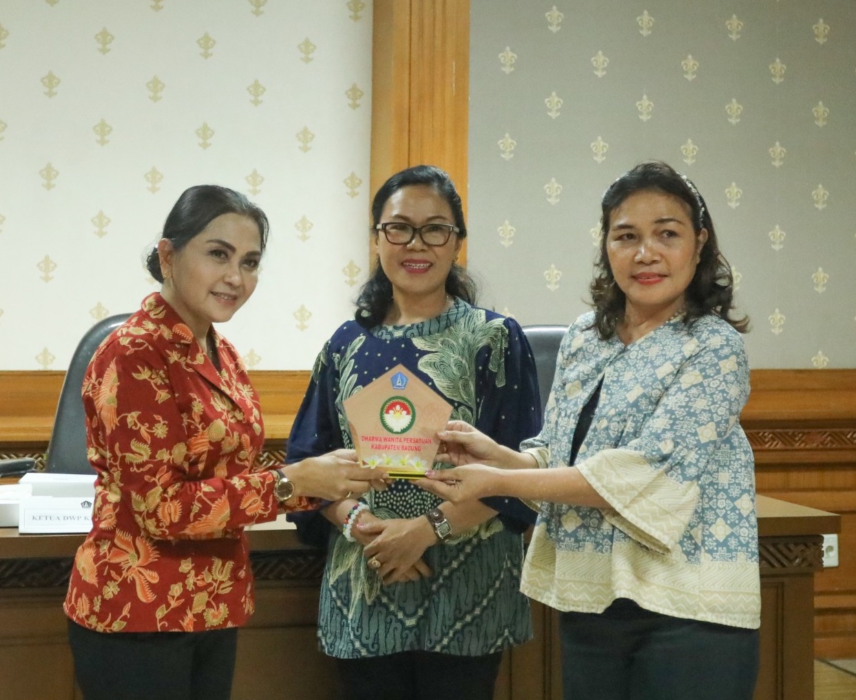KUNJUNGAN: Ketua DWP Kabupaten Badung Nyonya Rasniathi Adi Arnawa menerima kunjungan dari DWP Kepulauan Talaud Provinsi Sulawesi Utara yang dipimpin langsung oleh Nyonya S.L Kamagi Papalapu.