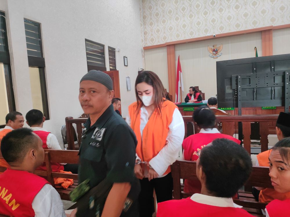 Jois Apriliyah divonis bersalah melakukan tindak pidana penipuan berkedok investasi di PN Denpasar.