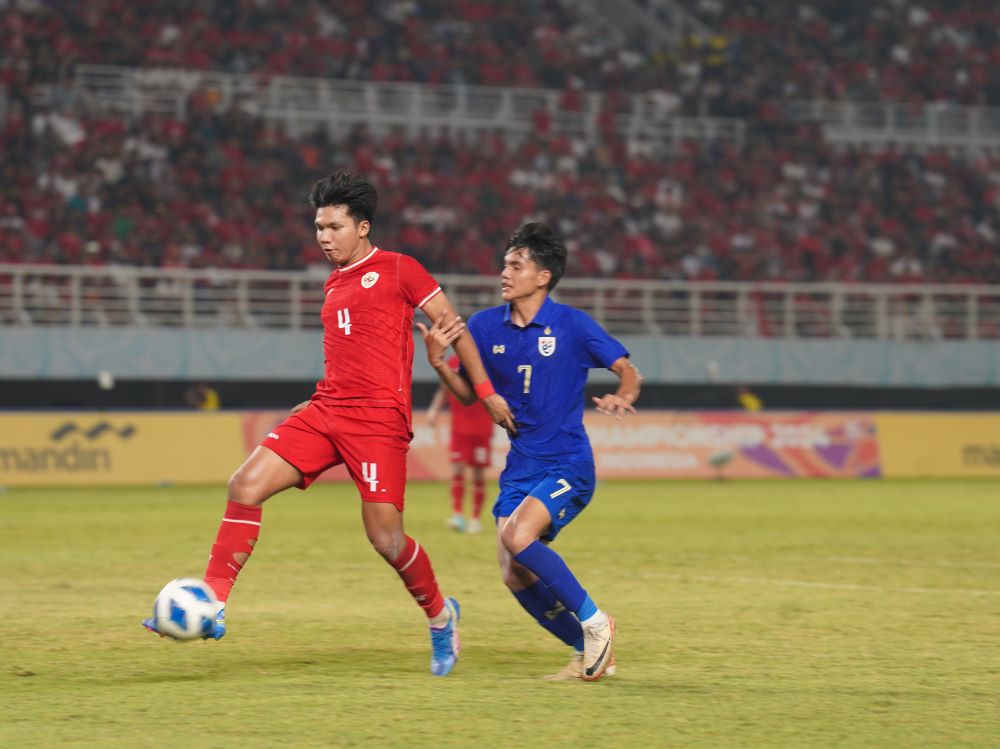 Kadek Arel Priyatna (nomor 4) saat tampil di final Piala AFF U19 2024 saat melawan Thailand di Stadion Gelora Bung Tomo, Surabaya, Senin 26 Juli 2024.