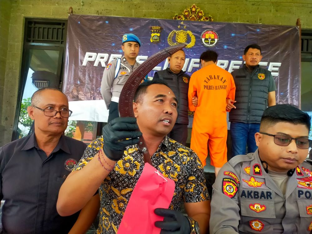 Wakapolres Bangli Kompol M. Akbar Eka Putra Samosir (dua dari kanan) menunjukkan alat bukti pembunuhan di Kintamani, Kabupaten Bangli, Bali, Kamis (1/8/2024).