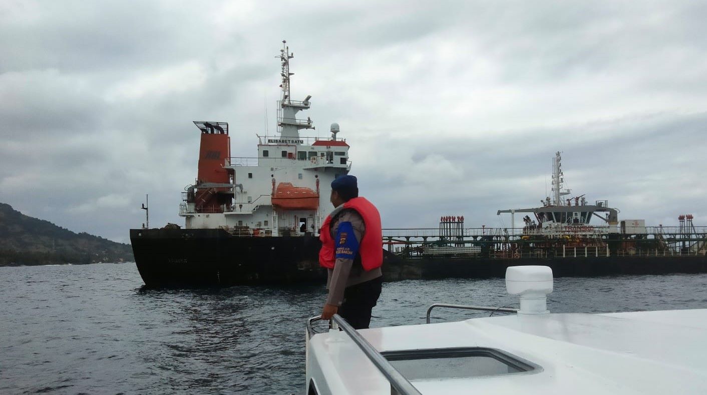 Kapal tanker Elisabeth kebakaran di perairan Karangasem Bali mengakibatkan lima ABK tewas dan 15 luka bakar.