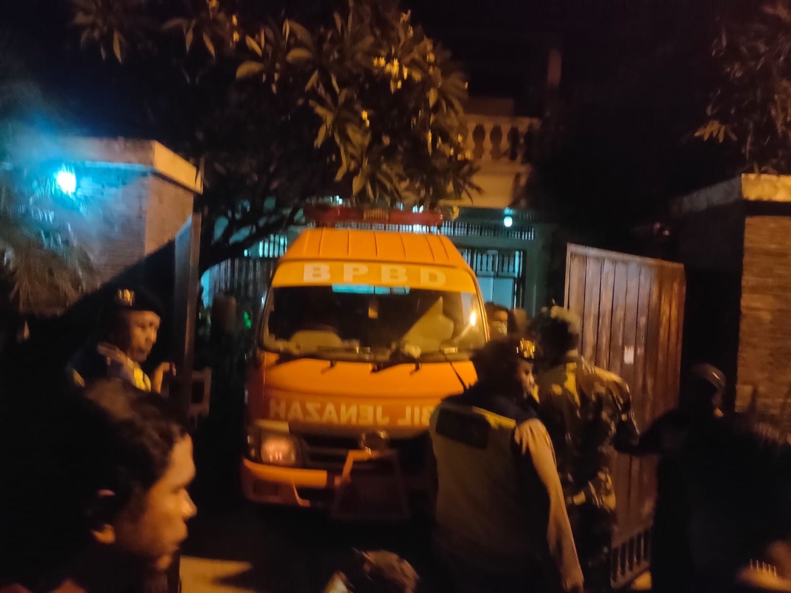 Petugas BPBD mengevakuasi mayat pasutri dalam kondisi membusuk di rumahnya Jalan Gurita Sesetan, Denpasar.