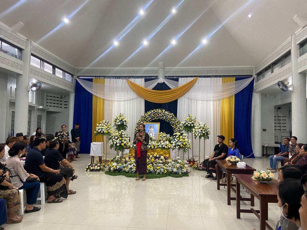 Dayu Bulan Antara istri almarhum Prof. Antara meminta maaf bila ada kesalahan yang dilakukan suaminya semasa hidup.
