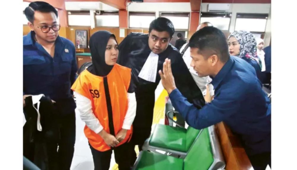 Indah Permatasari konsultasi dengan penasihat hukumnya usai pembacaan putusan di PN Malang.