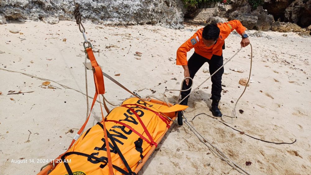 Basarnas mengevakuasi mayat bule Ameriksa dari Pantai Bingin, Pecatu, Badung menggunakan katrol.