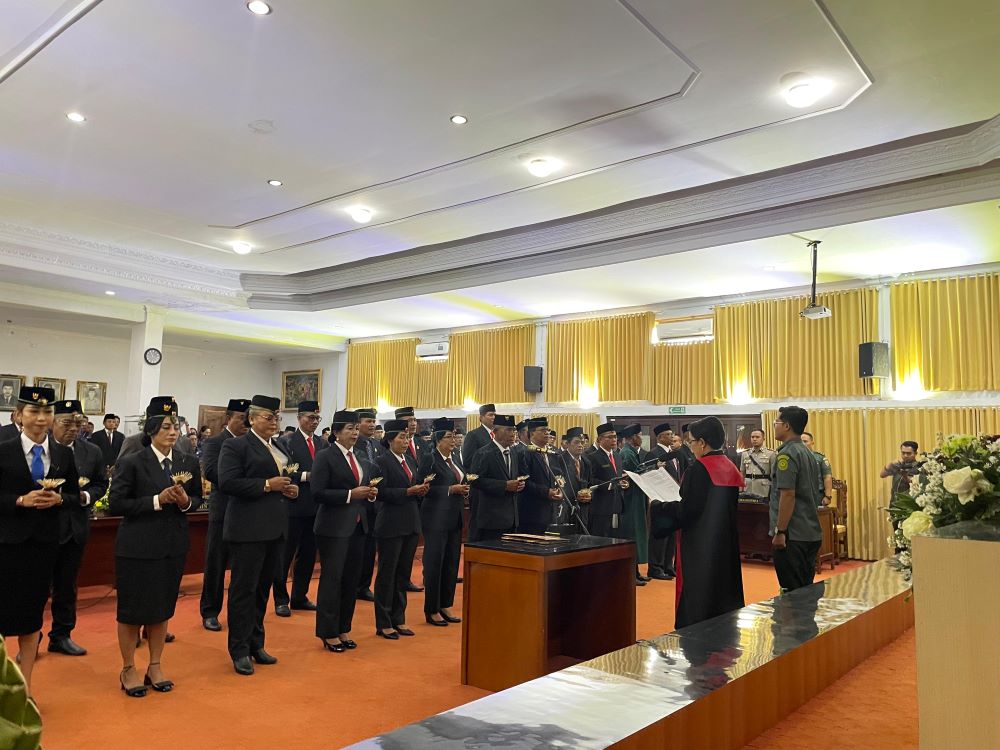 Sebanyak 35 orang anggota DPRD Jembrana dilantik oleh Ketua Pengadilan Negeri Jembrana.