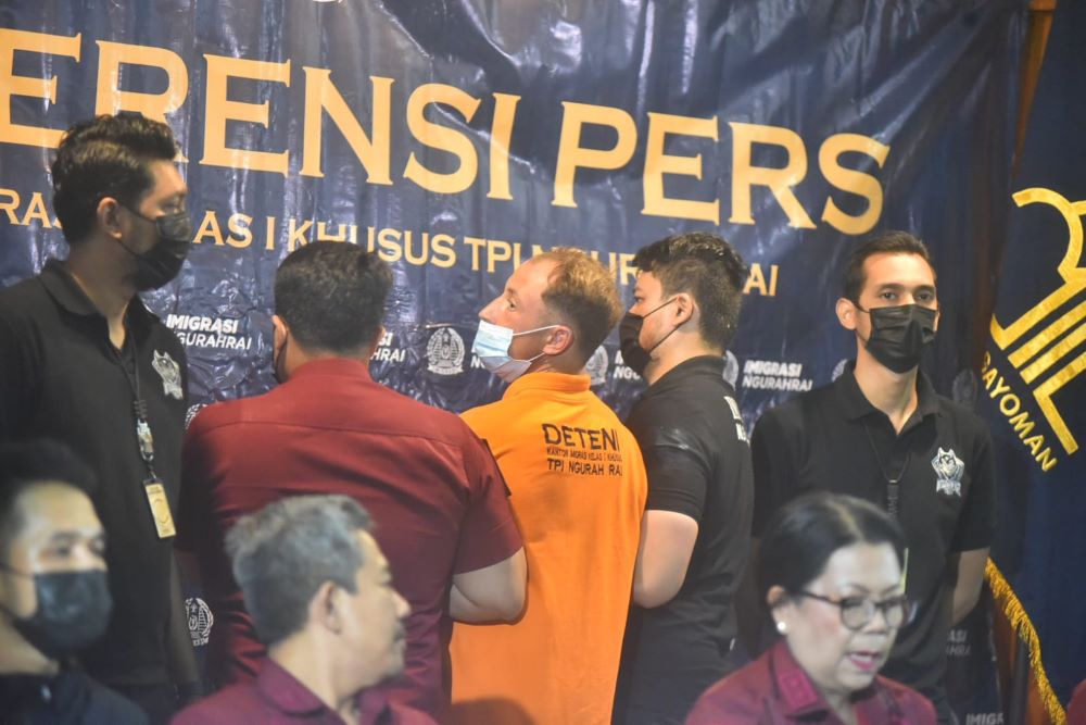 Bule Rusia, Anton Viktorovich ,34, yang bikin onar di Jimbaran, Kuta Selatan kembali berulah di kantor Imigrasi Bali.