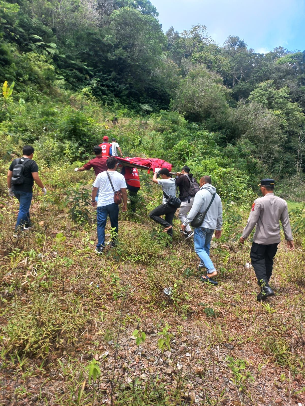 Petugas mengevakuasi jenazah dari dasar jembatan shortcut Gitgit Buleleng.