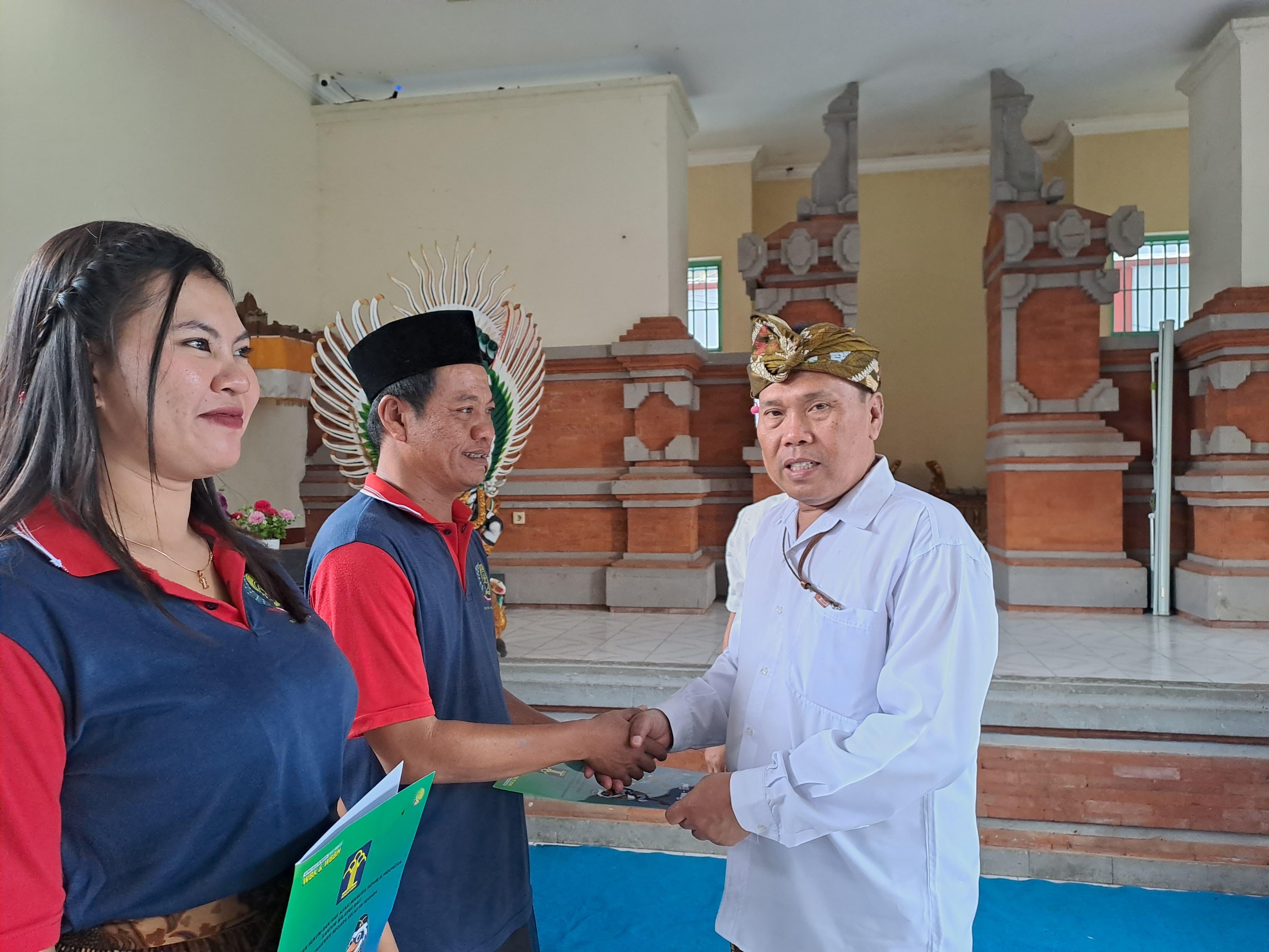 REMISI : Karutan Negara Lilik Subagiyono menyerahkan sk remisi terhadap warga binaan di Rumah Tahanan (Rutan) Kelas IIB Negara, Kecamatan Negara, Kabupaten mendapat remisi, Sabtu (17/8).