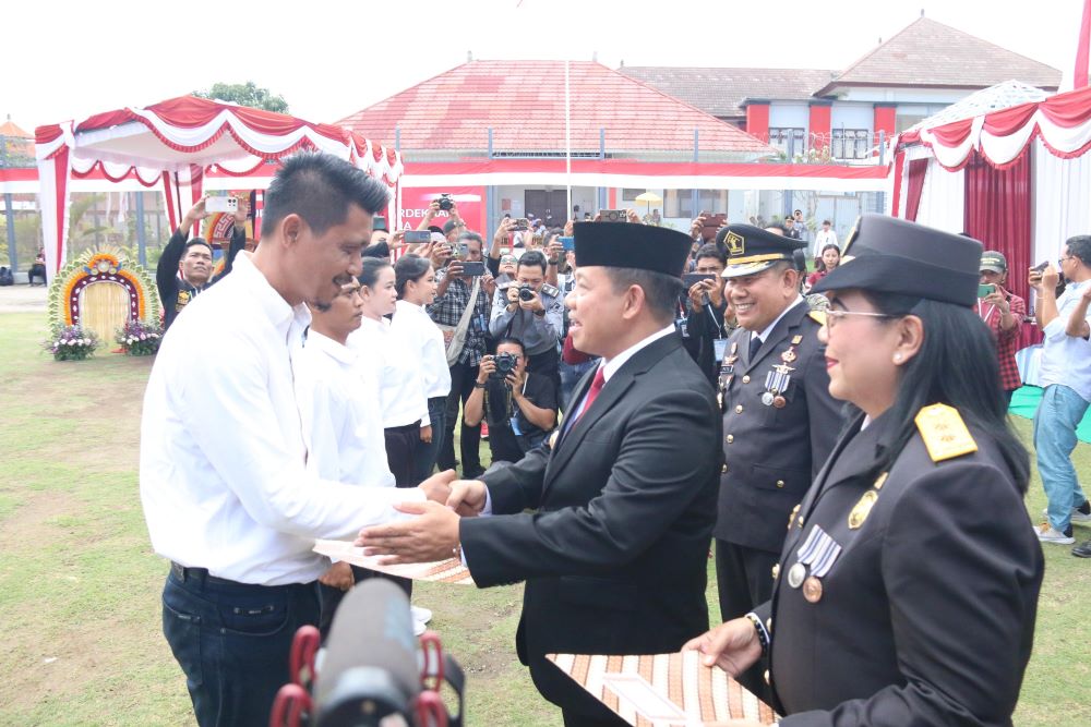 Pj Gubernur Bali Sang Made Mahendra Jaya didampingi Kepala Kanwil Kemenkumham Bali Pramella Yunidar Pasaribu saat menyerahkan remisi kepada perwakilan narapi di Lapas Kelas IIA Kerobokan.