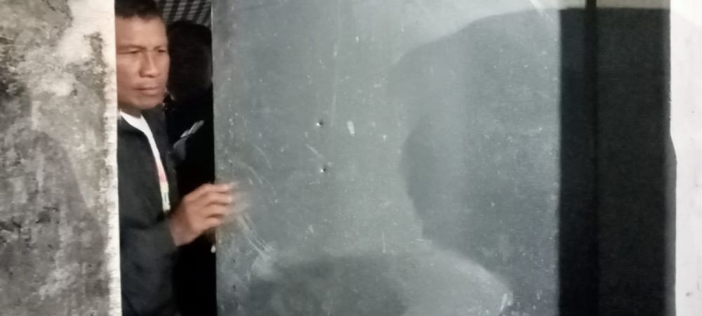 Bekas tembakan terlihat di beberapa bagian rumah anggota dewan Artawa.