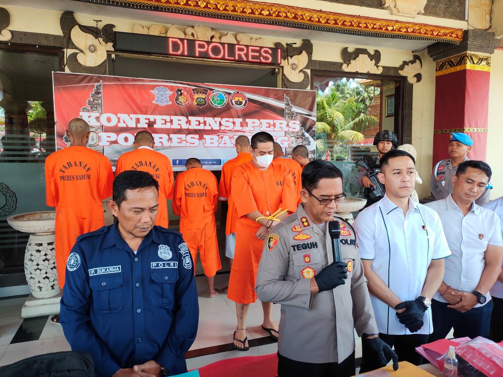 Pelaku penganiayaan bule Prancis Muhammad Ali Hanafiah dihadirkan dalam jumpa pers di Mapolres Badung.