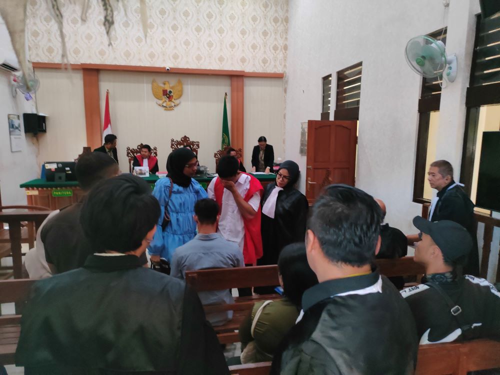 Amrin Al Rasyid Pane, terdakwa pembunuhan PSK di Kuta Badung menangis usai mendengar tuntutan jaksa di PN Denpasar.