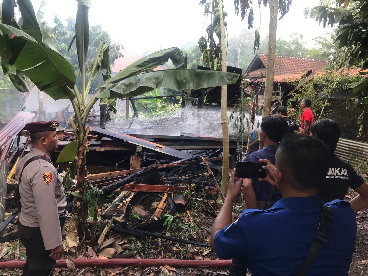 Kandang babi milik peternak di Kerambitan, Tabanan kebakaran akibat bakar ranting untuk usir nyamuk.