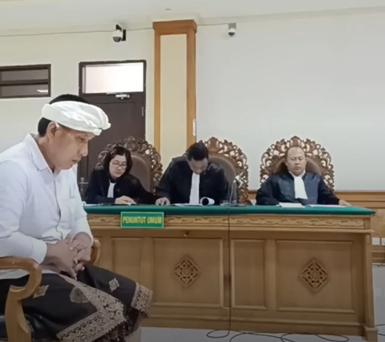 Bendesa Adat Berawa Badung I Ketut Riana bantah lakukan pemerasan pada investor.