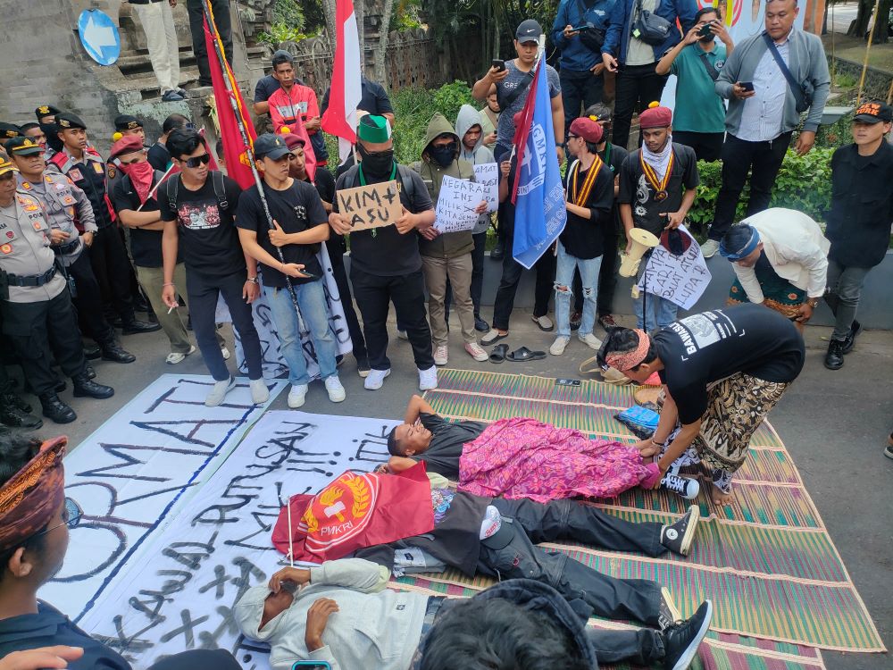 Mahasiswa menggelar aksi sambil memperagakan seperti orang meninggal yang diartikan sebagai matinya demokrasi di Indonesia.
