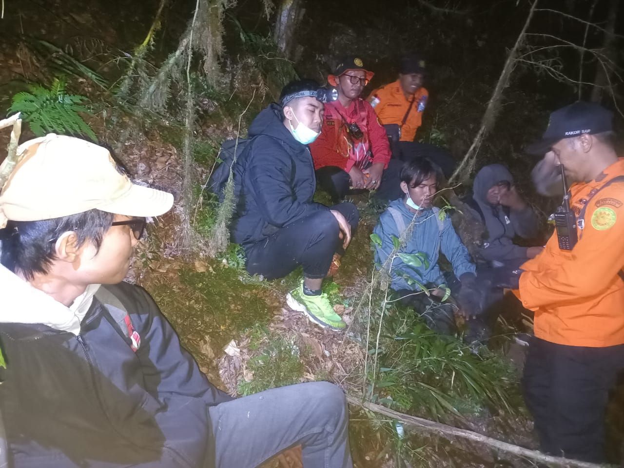 Tim SAR Gabungan mengevakuasi empat pendaki yang tersesat di Gunung Batukaru Tabanan.
