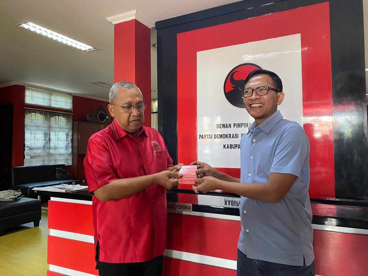 Alit Yandinata mengembalikan KTA PDIP di Sekretariat DPC PDIP Badung.