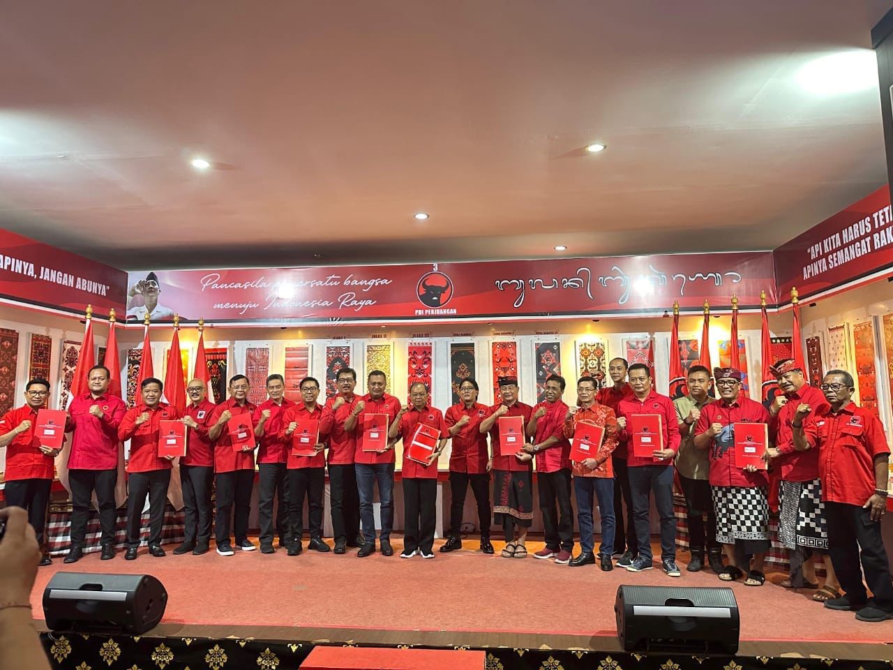 Para calon kepala daerah di Bali dari PDIP terima rekomendasi maju Pilkada 2024.
