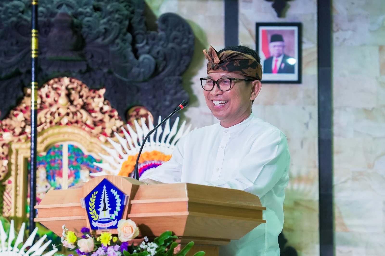 MENGHADIRI: Sekda Adi Arnawa saat menghadiri Perayaan HUT ST Widya Dharma Ke-43 di Balai Banjar Tengkulung, Kecamatan Kuta Selatan, Kamis (22/8).