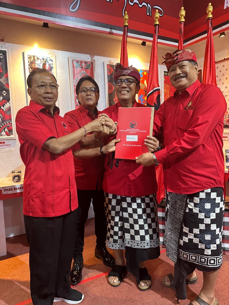 Paket Sanjaya-Dirga ketika menerima rekomendasi di kantor DPD PDIP Provinsi Bali Jumat (23/8).