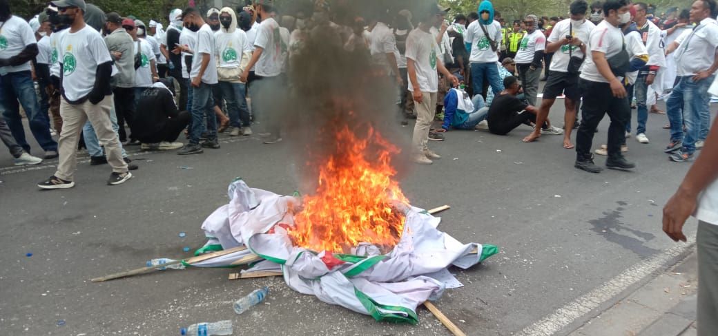 Massa menuntut pembubaran Muktamar PKB di Nusa Dua, Badung Bali.