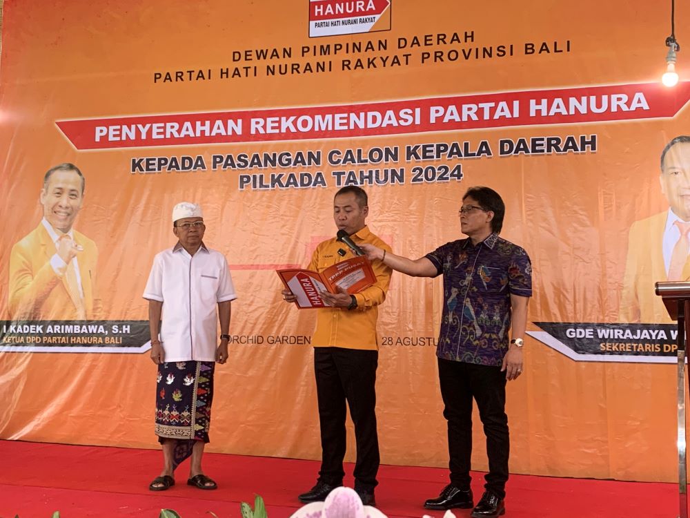Cagub/Cawagub Bali dari PDIP Wayan Koster-Nyoman Giri Prasta menghadiri penyerahan rekomendasi Hanura untuk Pilkada Bali di Denpasar.